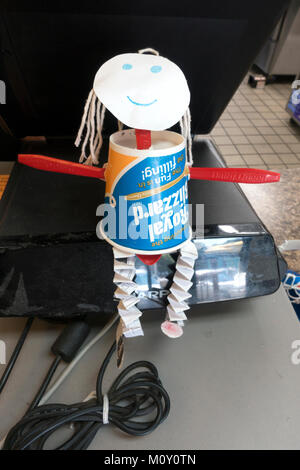 Kreative Puppe auf Office von einem Dairy Queen Blizzard Eis Becher und Löffel. Schlacht See Minnesota MN USA Stockfoto