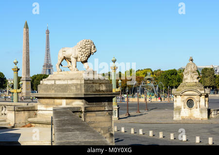 Einer der beiden Marmor Löwen auf den Jardin des Tuileries überragt die Place de la Concorde in Paris, mit dem Obelisk von Luxor und seine Rostrasäulen und Th Stockfoto