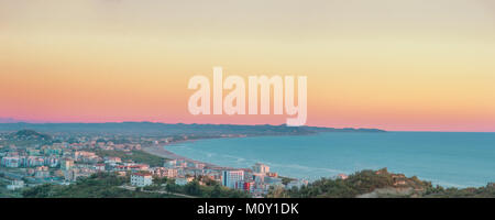 Luftaufnahme, türkisblauen Wasser der Adria in der Nähe von Durrës in Albanien. Golem Zone. Grüne Hügel und Sandstrand. Sonnenuntergang Himmel Stockfoto