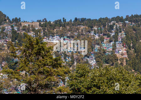 Blick auf die stadt: bunte kleine Häuser prekär Gebaut am Hang, Nainital, Uttarakhand, Indien, in den Himalaya Kumaon Ausläufern Stockfoto