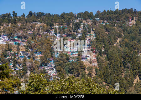 Blick auf die stadt: bunte kleine Häuser prekär Gebaut am Hang, Nainital, Uttarakhand, Indien, in den Himalaya Kumaon Ausläufern Stockfoto