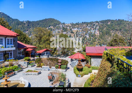 Blick von der Naini Retreat Hotel von bunten kleinen Häuser gebaut am Hang, Nainital, Uttarakhand, Indien, Himalaya Kumaon Ausläufern Stockfoto