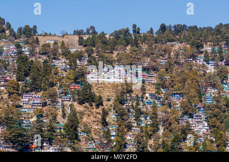 Blick auf die stadt: bunte kleine Häuser prekär Gebaut am Hang, Nainital, Uttarakhand, Indien, in den Himalaya Kumaon Ausläufern Stockfoto