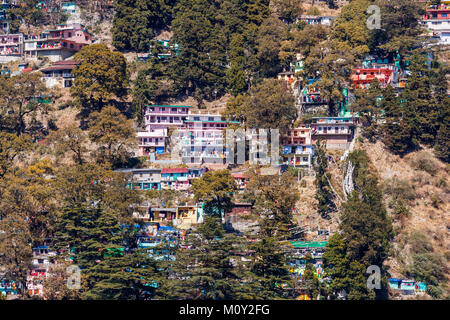 Blick auf die stadt: bunte kleine Häuser prekär Gebaut am Hang, Nainital, Uttarakhand, Indien, in den Himalaya Kumaon Ausläufern Stockfoto