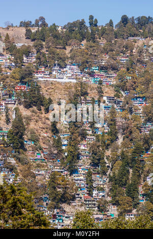 Blick auf die stadt: bunte kleine Häuser prekär Gebaut am Hang, Nainital, Uttarakhand, Indien, in den Himalaya Kumaon Ausläufern Stockfoto