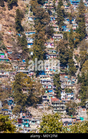 Blick auf die stadt: bunte kleine Häuser prekär Gebaut am Hang, Nainital, Uttarakhand, Indien, in den Himalaya Kumaon Ausläufern Stockfoto