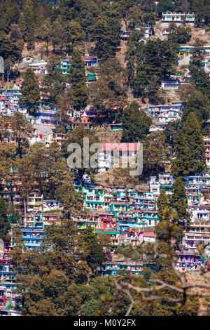 Blick auf die stadt: bunte kleine Häuser prekär Gebaut am Hang, Nainital, Uttarakhand, Indien, in den Himalaya Kumaon Ausläufern Stockfoto