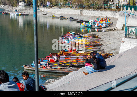 Beliebte Naherholungsgebiet: bunte traditionelle hölzerne Ruderboote auf dem Ufer von Nainital Lake, Ayerpatta, Nainital, Uttarakhand Nord Indien günstig Stockfoto