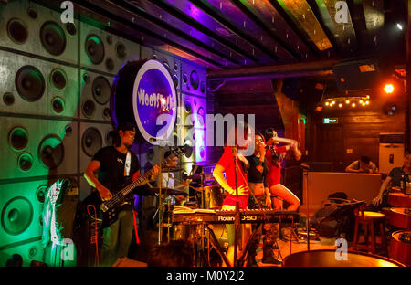 Lokale live Rock Girl Band spielen bei Woodstock, ein Nachtclub im Zentrum von Saigon (Ho Chi Minh City), South Vietnam, Südostasien Stockfoto