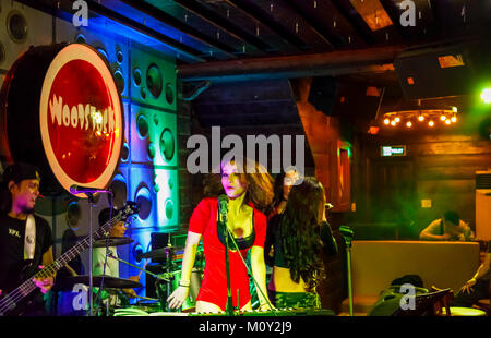 Lokale live Rock Girl Band spielen bei Woodstock, ein Nachtclub im Zentrum von Saigon (Ho Chi Minh City), South Vietnam, Südostasien Stockfoto