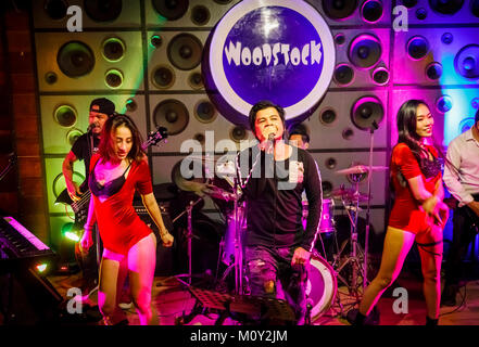 Lokale live Rock Band mit exotischen Tänzern spielen bei Woodstock, ein Nachtclub im Zentrum von Saigon (Ho Chi Minh City), South Vietnam, Südostasien Stockfoto