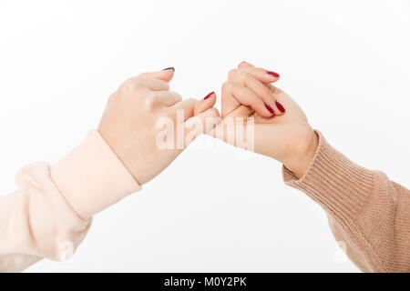 Zwei Hände haken jeder des anderen kleinen Finger Konzept der Verheißung Stockfoto