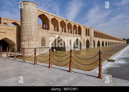 Isfahan, Iran - 24. April 2017: alte steinerne Brücke Allahverdi Khan über den Fluss Zayandeh. Stockfoto