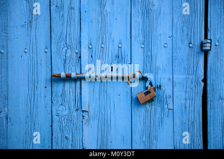 Holz hell blau, leer, im Alter von Tür für Kulisse. Rostige Klinke und Vorhängeschloss. Closeup, Banner, Details Stockfoto