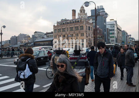 23.12.2017, Kyoto, Japan, Asien - Fußgänger werden, sieht der Shijo Brücke, die sich über den Fluss Kamo im Zentrum von Kyoto. Stockfoto
