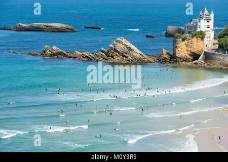 Frankreich, Pyrenees Atlantiques, Baskenland, Biarritz, Cote des Basques Strand, belza Haus, Rocher de la Vierge (Holly Jungfrau Rock) und surfboarders Stockfoto