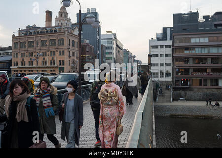 23.12.2017, Kyoto, Japan, Asien - Fußgänger werden, sieht der Shijo Brücke, die sich über den Fluss Kamo im Zentrum von Kyoto. Stockfoto