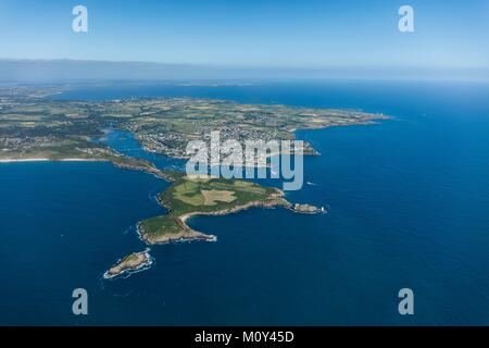 Frankreich, Finistere, Ploumoguer, die Stadt, die Küste von Pointe zu Pointe de Pierres de Saint Mathieu (Luftbild) Stockfoto