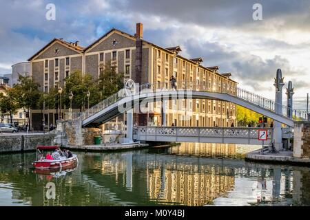 Frankreich, Paris, La Villette Becken, dem ehemaligen La Villette allgemeine Speicher umgewandelt in ein Studentenwohnheim und die hubbrücke von crimee Straße zwischen La Villette Becken und Ourcq Canal Stockfoto