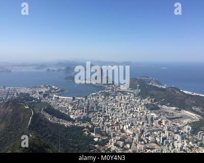 Blick über die Stadt von Rio de Janeiro aus Berg Corcovado im Mittag Licht am 13. September 2016. Stockfoto