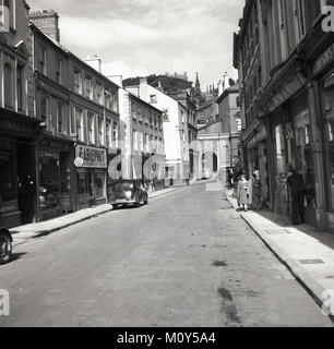 1950er Jahre, historische Bild zeigt einen Blick hinunter Scotch Street, Armagh, Nordirland. St. Patricks Cathedral ist nur in der Ferne über den Bäumen gesehen. Stockfoto