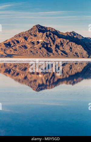 Silber Insel Bereich reflektieren, salzige Wasser an der Bonneville Salt Flats, der BLM Land westlich der Great Salt Lake, Utah, USA Stockfoto