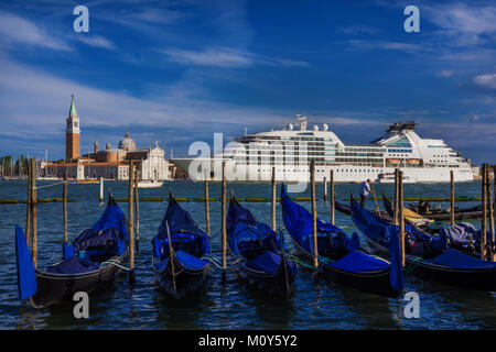 Riesiges Kreuzfahrtschiff innerhalb der venezianischen Lagune. Ein großes Problem für die Erhaltung von Venedig fragilen Umwelt und historischen Erbe Stockfoto