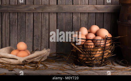 Braun Huhn Eier in einen Korb und auf einer Leinwand Tuch mit Kopie Raum Stockfoto