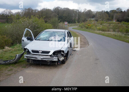 Vandalismus am Fahrzeug in einem Feldweg, Surrey, Großbritannien Stockfoto