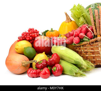 Zusammensetzung von Obst und Gemüse im Korb isoliert auf weißem Stockfoto