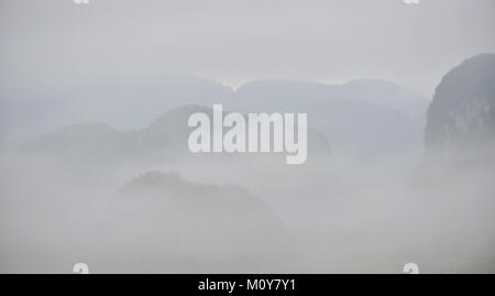 Blick über das Tal von Vinales in Kuba. Morgen in der Dämmerung und Nebel. Nebel im Morgengrauen im Tal von Vinales in Pinar del Rio, berühmt für Tabak pla Stockfoto