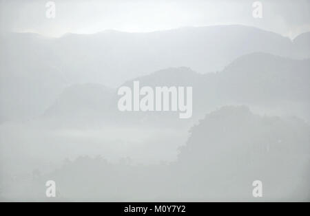 Blick über das Tal von Vinales in Kuba. Morgen in der Dämmerung und Nebel. Nebel im Morgengrauen im Tal von Vinales in Pinar del Rio, berühmt für Tabak pla Stockfoto