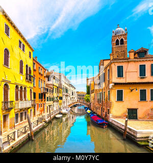 Venedig-Stadtbild, schmale Wasserkanal, Campanile Kirche auf Hintergrund und traditionellen Gebäuden. Italien, Europa. Stockfoto
