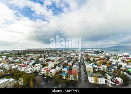 Die Stadt Reykjavik gesehen von der Oberseite der Hallgrimskirkja Kathedrale mit Wolken im Hintergrund im Herbst, Island Stockfoto