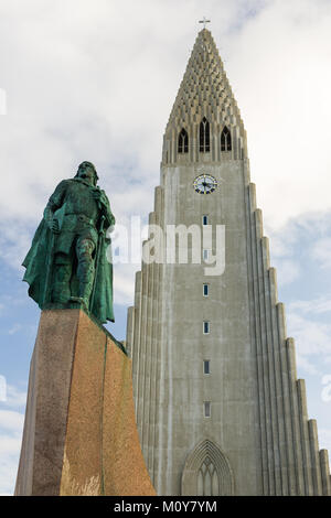 Hallgrimskirkja Kathedrale und die Statue von Leifur Eiríksson auf einem leicht bewölkt Tag, Reykjavik, Island Stockfoto