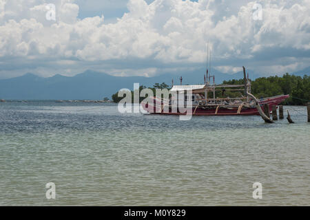 Lokales Boot sitzt am Strand in Puerto Princesa, Philippinen Stockfoto