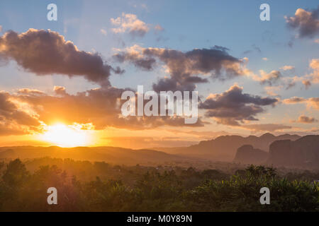 Sonnenuntergang über den Bergen im Hotel Ermita, Vinales, Kuba Stockfoto