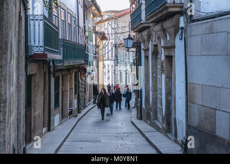 Schmalen Rua de Santa Maria Straße im historischen Zentrum von Guimaraes UNESCO Stadt in der Provinz Minho in Nordportugal Stockfoto