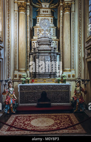 Innenraum der Kirche Unserer Lieben Frau von Oliveira (Nossa Senhora da Oliveira) in der von der UNESCO zum historischen Zentrum von Guimaraes in Portugal Stockfoto