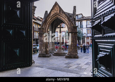 Gotischen Portal gebaut für die Schlacht am Salado vor der Stiftskirche der Muttergottes von Oliveira im historischen Zentrum von Guimaraes, Port zu gedenken. Stockfoto