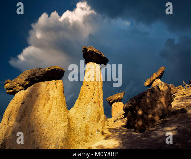 Balancing rocks. In der Nähe von Lake Billy Chinook, Oregon. Stockfoto