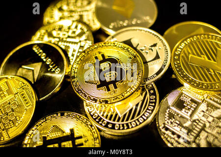 Bitcoin, litecoin, etherium Münzen in der Nähe von dunklen Theme Stockfoto