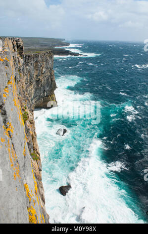 Die Klippen von Aran, Stretching der ganzen westlichen Seite der Insel Inis MOR sind dramatisch und schönen Klippen mit spektakulärer Aussicht. Die Aran Inseln ( Stockfoto