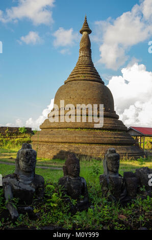 Eine alte Pagode der Mrauk U, Rakhine, Myanmar Erbe auf dem Rücken der kleinen, beschädigte Buddha Statuen Stockfoto