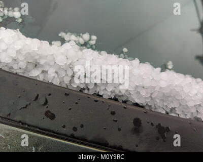 Hagel auf einem Pkw Fenster nach einem Sturm Stockfoto