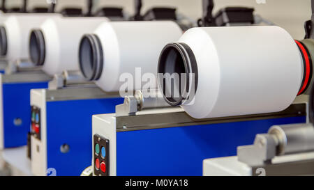 Moderne textile Werk. Reihe von automatischen Maschinen für die Garnherstellung. Stockfoto