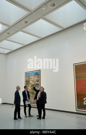 Besucher 50. Jubiläumsjahr Ausstellung in der Hayward Gallery, nach ihrer zweijährigen Sanierung von deutschen Künstler Andreas Gursky. Neue Pyramide Lichter im Dach der Galerie können Tageslicht in die Räume unten. London, Großbritannien Stockfoto