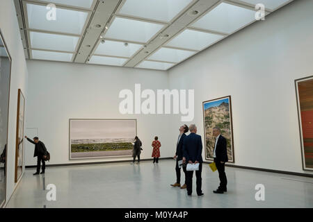 Besucher 50. Jubiläumsjahr Ausstellung in der Hayward Gallery, nach ihrer zweijährigen Sanierung von deutschen Künstler Andreas Gursky. Neue Pyramide Lichter im Dach der Galerie können Tageslicht in die Räume unten. London, Großbritannien Stockfoto