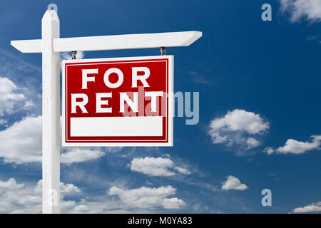 Nach rechts gerichteter zum Mieten Immobilien Schild über blauen Himmel und Wolken mit Platz für Ihren Text. Stockfoto