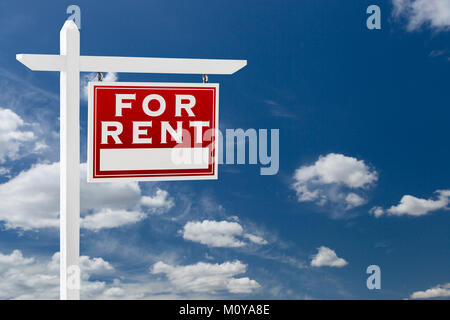 Nach rechts gerichteter zum Mieten Immobilien Schild über blauen Himmel und Wolken mit Platz für Ihren Text. Stockfoto